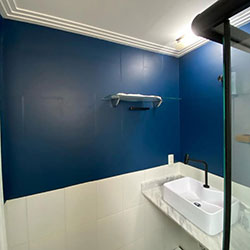 Envelopamento de parede de banheiro - Azul Petróleo - Guarulhos - SP