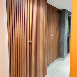 Envelopamento de elevador e hall - Adesivo ripado e cimento queimado - Freguesia do Ó - São Paulo Envelopamento de elevador e hall - Adesivo ripado e cimento queimado - Freguesia do Ó - São Paulo