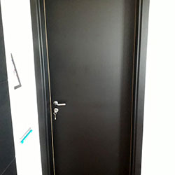 Envelopamento de porta de com adesivo preto fosco em Tamboré - Alpavhille - São Paulo