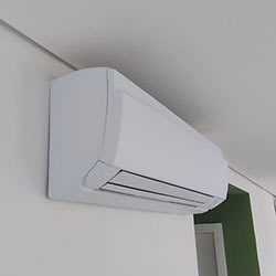 Envelopamento de ar condicionado - Branco Fosco - Moema - São Paulo
