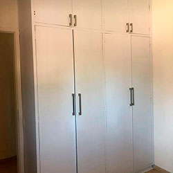 Envelopamento de guarda-roupa com Branco Fosco - Vila Yara - Osasco