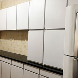 Envelopamento de armários com adesivo branco - Decoração de cozinha - Diadema