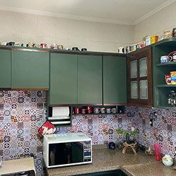 Envelopamento de armário de cozinha com Verde Military Green - São Paulo
