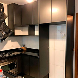 Envelopamento de armários de cozinha com Jateado Charcoal - Zona Sul - São Paulo