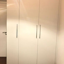 Envelopamento de armário com adesivo branco - Decoração de quarto  - Vila Mariana - São Paulo