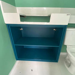 Envelopamento de gabinete de banheiro - Azul - Cotia SP