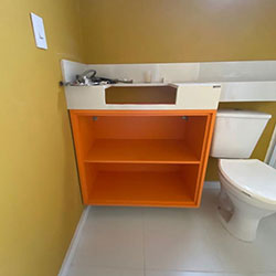 Envelopamento de gabinete de banheiro - Laranja - Cotia SP