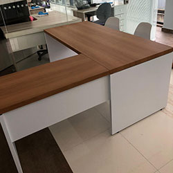 Envelopamento de mesa de escritório com adesivo de madeira e branco fosco