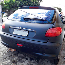 Envelopamento de Peugeot com Preto Fosco em SP