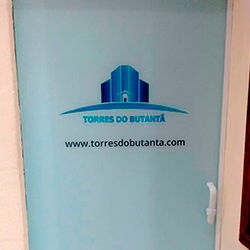 Comunicação Visual para Empresas - Impressão em Adesivo Clear - Transparente