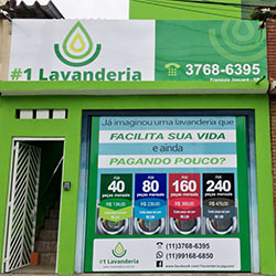 Aplicação de adesivo em fachada de PVC