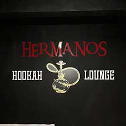 Adesivo logomarca em recorte com fundo preto Hermanos Hookah Lounge