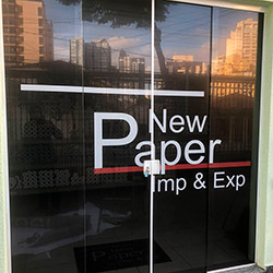 Impressão e aplicação de adesivo perfurado em porta de vidro - São Paulo
