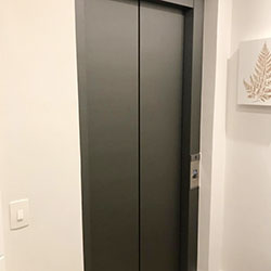 Envelopamento de Porta de Elevador com Aço Escovado Graphite na Zona Sul - São Paulo