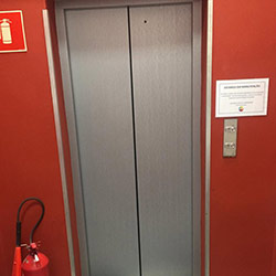 Envelopamento de Porta de Elevador na cor Aço Escovado