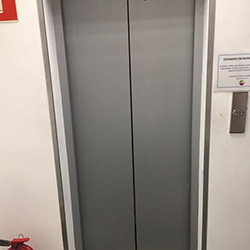 Envelopamento de Porta de Elevador na cor Aço Escovado