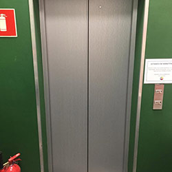 Envelopamento de Porta de Elevador na cor Aço Escovado