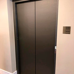 Envelopamento de Porta de Elevador com Brushed Graphite - Osasco