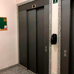 Envelopamento de Elevador com Brushed Graphite - Capão Redondo - São Paulo