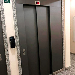 Envelopamento de Elevador com Brushed Graphite - Capão Redondo - São Paulo