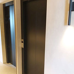 Envelopamento de Porta de Elevador com Preto Fosco