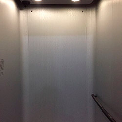 Envelopamento de Elevador na cor Aço Escovado