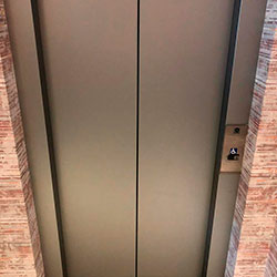 Envelopamento de Elevador com Satin Silver - Saúde - São Paulo