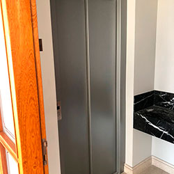 Envelopamento de Porta de Elevador com Satin Silver Metalic - Cidade Monções - São Paulo