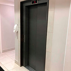 Envelopamento de Elevador com Brushed Graphite - Cambuci - São Paulo