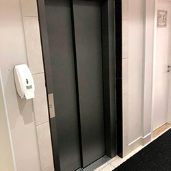 Envelopamento de Elevador com Brushed Graphite - Cambuci - São Paulo