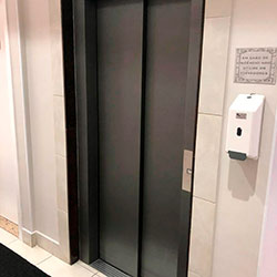 Envelopamento de Elevador com Brushed Graphite - Cambuci - São Paulo