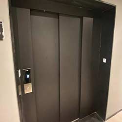 Envelopamento de Porta de Elevador - Preto Fosco Jateado - Pinheiros - São Paulo