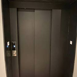 Envelopamento de Porta de Elevador - Preto Fosco Jateado - Pinheiros - São Paulo