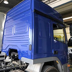 Envelopamento cabine de caminhão Mercedez com Dark Blue - São Paulo