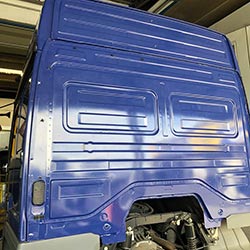 Envelopamento cabine de caminhão Mercedez com Dark Blue - São Paulo