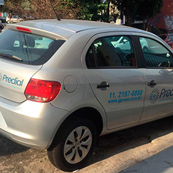 Envelopamento de carro para empresa com logo em recorte