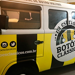 Envelopamento de Kombi Botões Clássicos