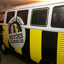 Envelopamento de Kombi Botões Clássicos