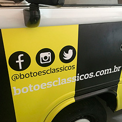 Envelopamento de Kombi Botões Clássicos