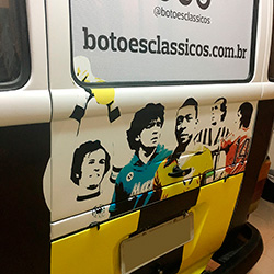 Envelopamento de Kombi Botões Clássicos