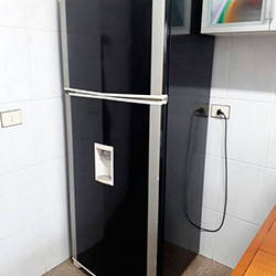Envelopamento de geladeira com preto brilho