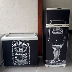 Envelopamento de freezer e geladeira com Jack Daniel e Stella Artois para condomínio em São Paulo