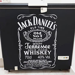 Envelopamento de freezer com Jack Daniels