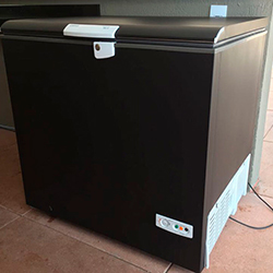 Envelopamento de freezer com adesivo preto fosco