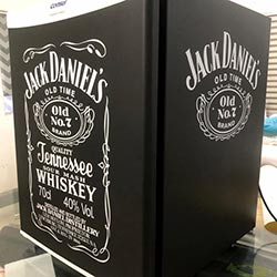 Envelopamento de frigobar com Jack Daniels na Lapa - São Paulo