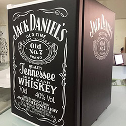 Envelopamento de Frigobar com Jack Daniels