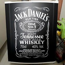 Envelopamento de frigobar com preto fosco e Jack Daniels