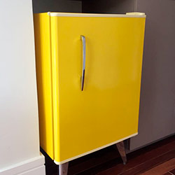 Envelopamento de frigobar brastemp retro com amarelo milano