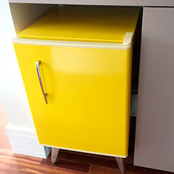 Envelopamento de frigobar brastemp retro com amarelo milano