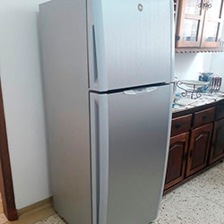 Envelopamento de geladeira com aço escovado